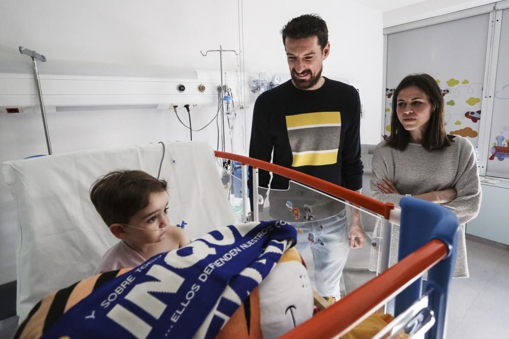 El Real Oviedo y el Oviedo Moderno visitan a los niños enfermos en el HUCA