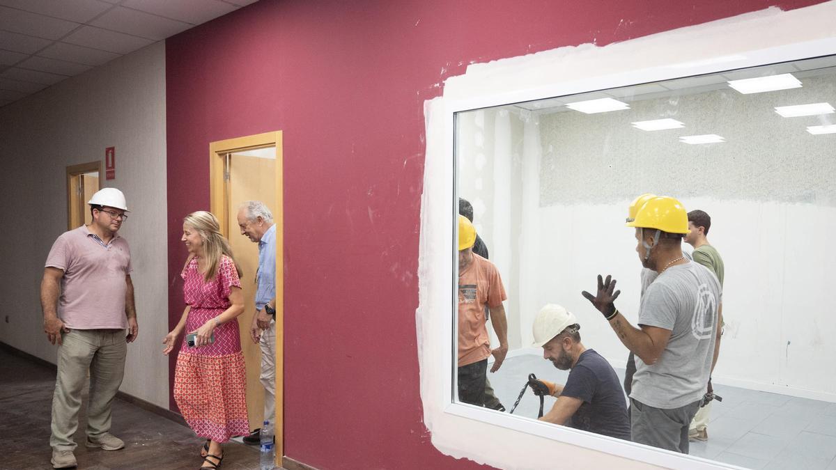 Julia Climent, concejala de Servicios Centrales Técnicos,  visita las obras del Centro para Personas Mayores de Sant Antoni