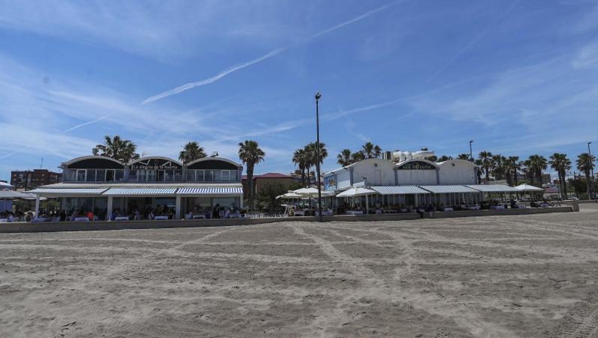Chiringuitos y arrocerías tradicionales de la playa de la Malva-rosa que serán renovados este año. g.caballero