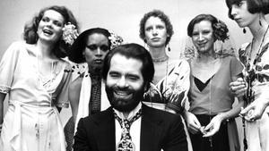 Una de las imágenes más antiguas de Karl Lagerfeld, en 1973, con barba, cuando tenía 39 años.