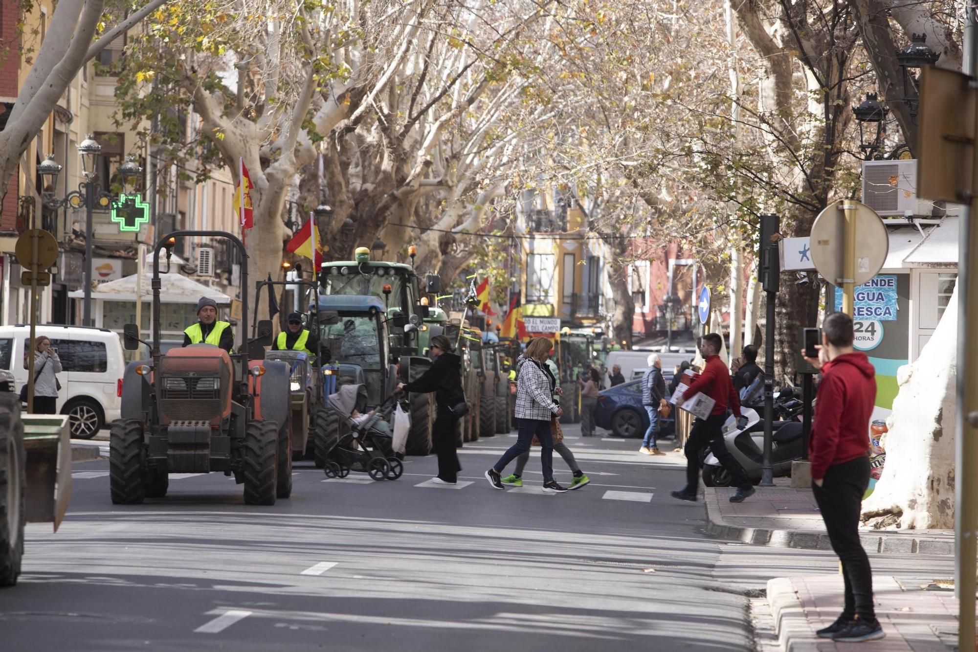 La tractorada por la crisis del campo se hace visible en Xàtiva