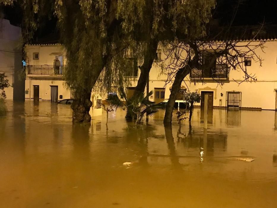 Inundaciones en El Trapiche (Vélez-Málaga) tras una rotura en La Viñuela