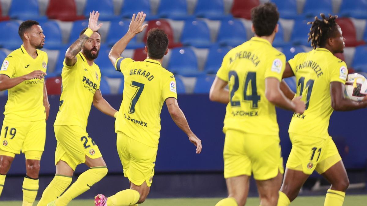 José Luis Morales es felicitado por Gerard Moreno y el resto de jugadores del Villarreal tras marcar uno de sus dos goles ante el Hajduk Split.