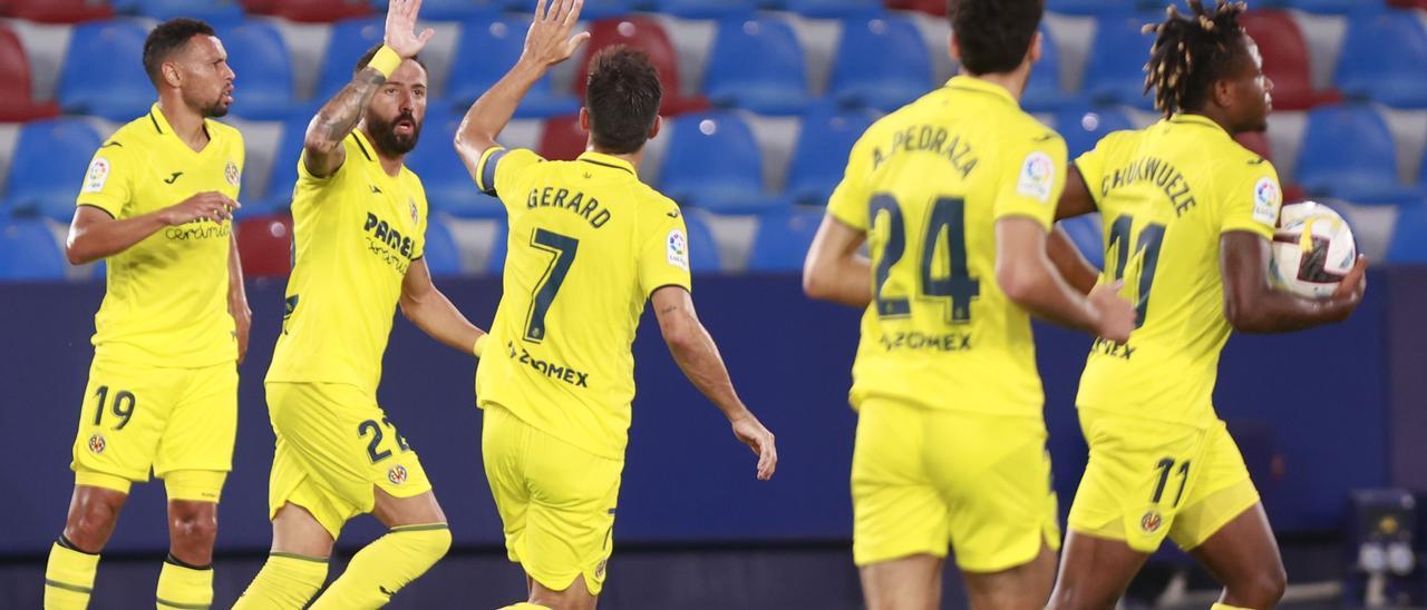 José Luis Morales es felicitado por Gerard Moreno y el resto de jugadores del Villarreal tras marcar uno de sus dos goles ante el Hajduk Split.