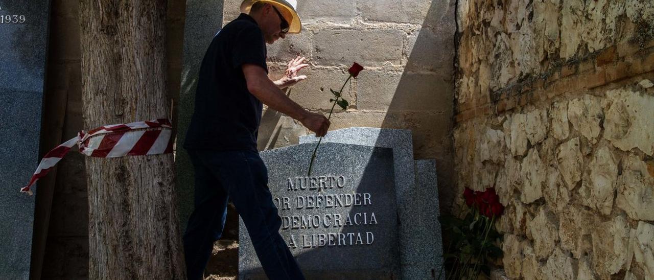 El sindicalista noruego Henning Solhaug coloca una flor en una fosa comùn excavada por activistas de la Memoria Histórica.