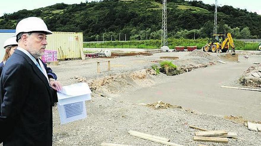 Gabino de Lorenzo, en una visita a las obras de construcción del polígono de Olloniego-Tudela II.