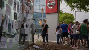 Trabajadores de Nissan cuelgan carteles como signo de protesta en el corte que han realizado en la Gran VÃ­a de LâHospital (Barcelona), cerca del concesionario de Nissan Motor LlansÃ , uno de los cuatro concesionarios donde los comitÃ©s de empresa del fabricante japonÃ©s de automÃ³viles ha convocado concentraciones por el cierre de la planta en la Zona Franca anunciado ayer por la empresa, que supondrÃ¡ el recorte de los cerca de 3.000 puestos de trabajo directos. En Barcelona, Catalunya (EspaÃ±a), a 29 de mayo de 2020.