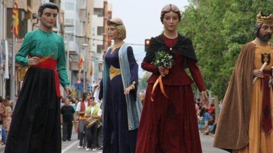 Los ‘gegants’ se estrenan en el baile con peñistas y vecinos