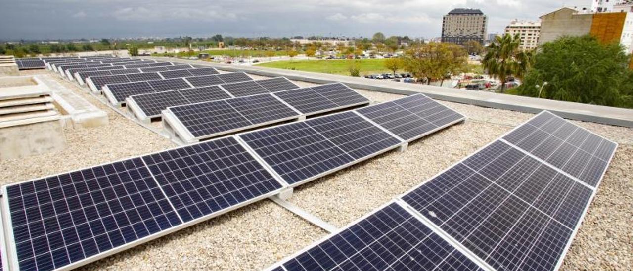 Instalación de placas fotovoltaicas en la cubierta del edificio municipal La Clau | LEVANTE-EMV