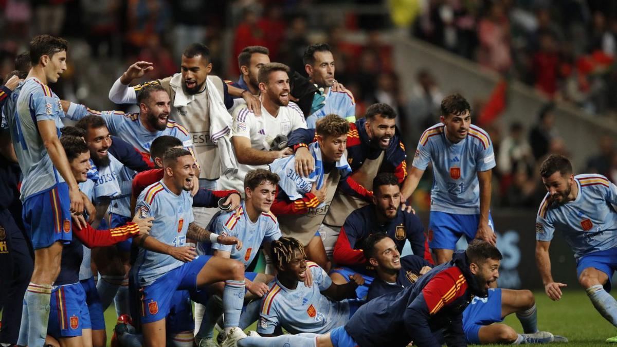 Los jugadores de España se felicitan por la victoria sobre Portugal, anoche en Braga. |  // REUTERS