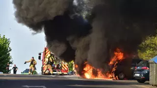 Susto en Plasencia: un incendio y un choque dejan dos vehículos carbonizados
