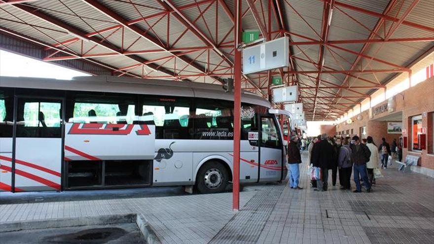 Junta y LEDA se enfrentan por una deuda que pone en peligro 25 rutas de autobús