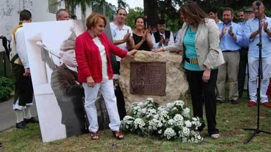 El alcalde de Colunga, Rogelio Pando, y el de Villaviciosa, José Felgueres, realizan una ofrenda floral.
