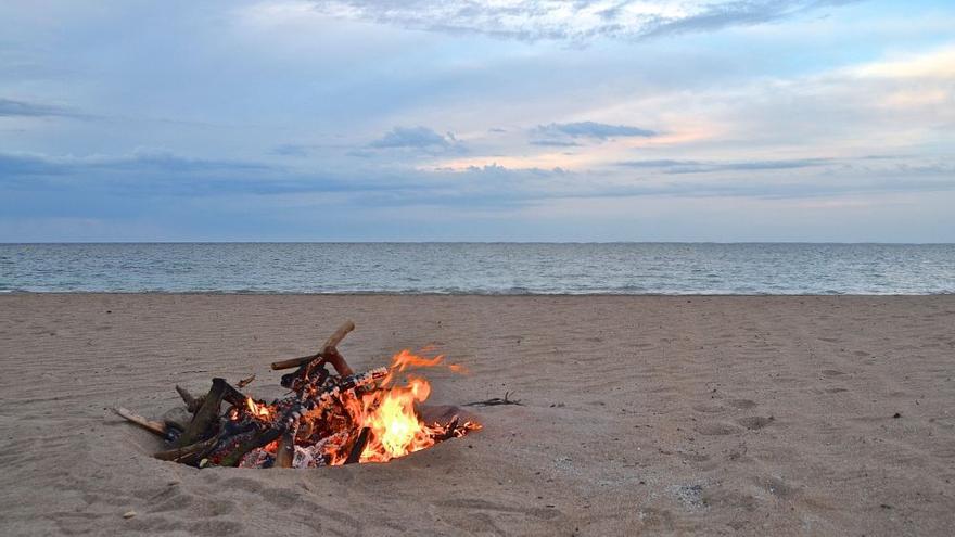 Una hoguera en la playa.