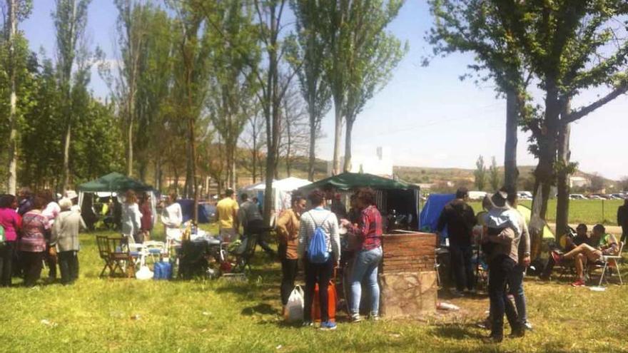 La pradera del Cristo de las Batallas se llenó ayer de romeros.