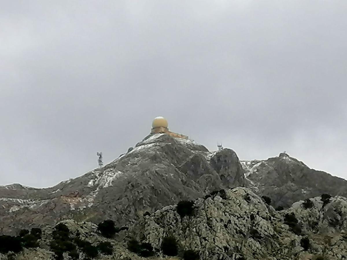 Primeras nieves de la temporada en lo más alto del Puig Major. Imagen tomada unos minutos después de la una de la tarde