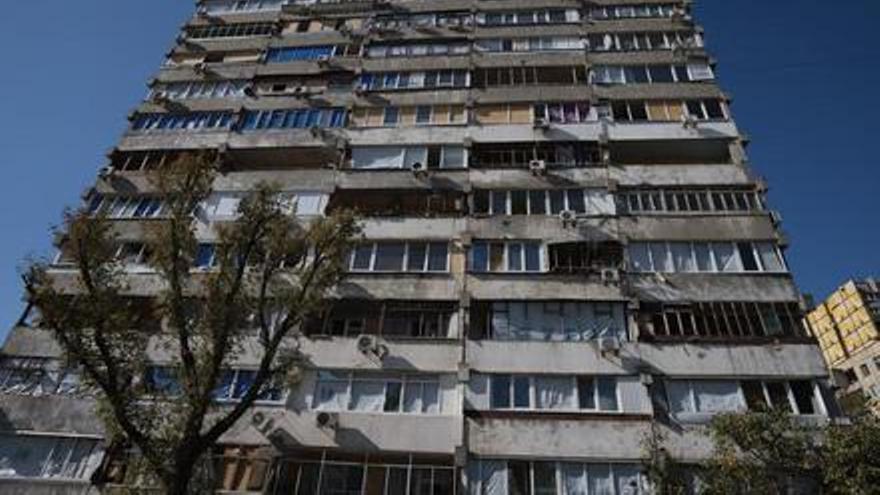 Bloque de apartamentos en Dnipro con las ventanas dañadas durante los bombardeos rusos del 10 de octubre.