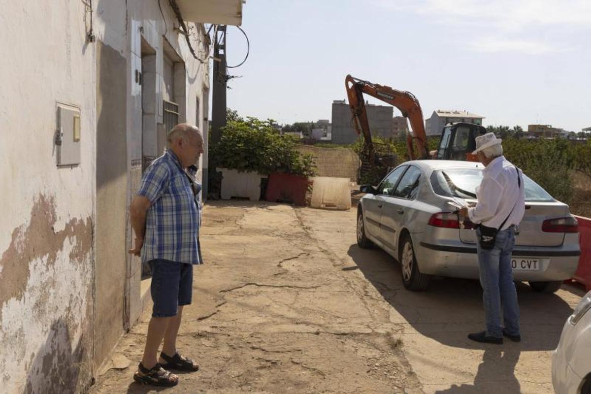 Joaquín Carrasco a la puerta de su casa, este martes. Al fondo, una pala de las obras.