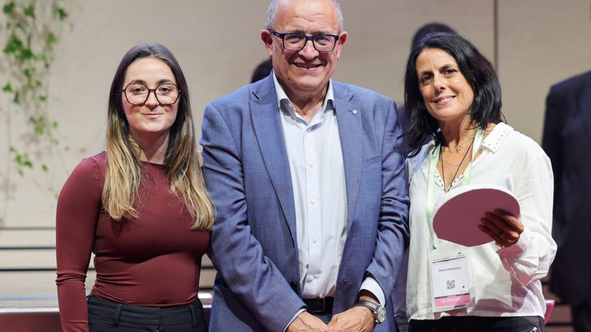 Mònica Pereila i Maria Hernández amb Joan Gòdia, director general d'Empreses Agroalimentàries, Qualitat i Gastronomia de la Generalitat, que va lliurar el premi.