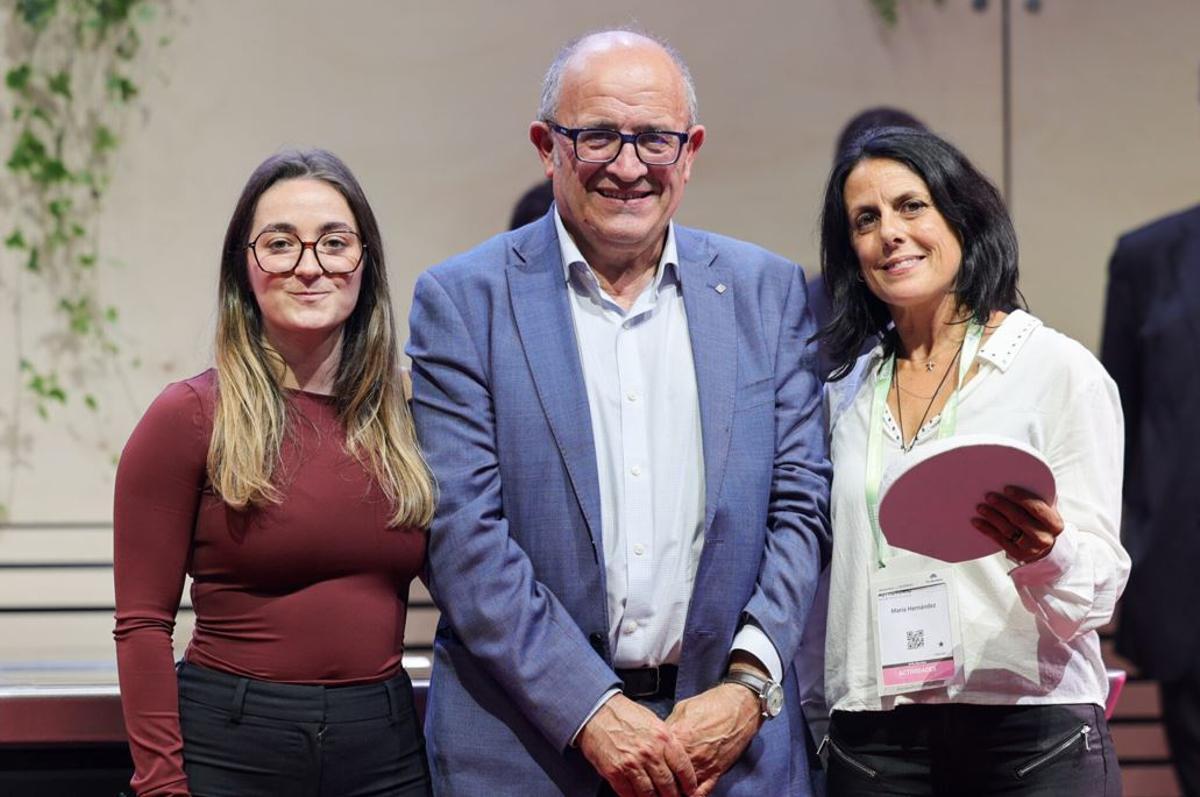 Mònica Pereila i Maria Hernández amb Joan Gòdia, director general d'Empreses Agroalimentàries, Qualitat i Gastronomia de la Generalitat, que va lliurar el premi.