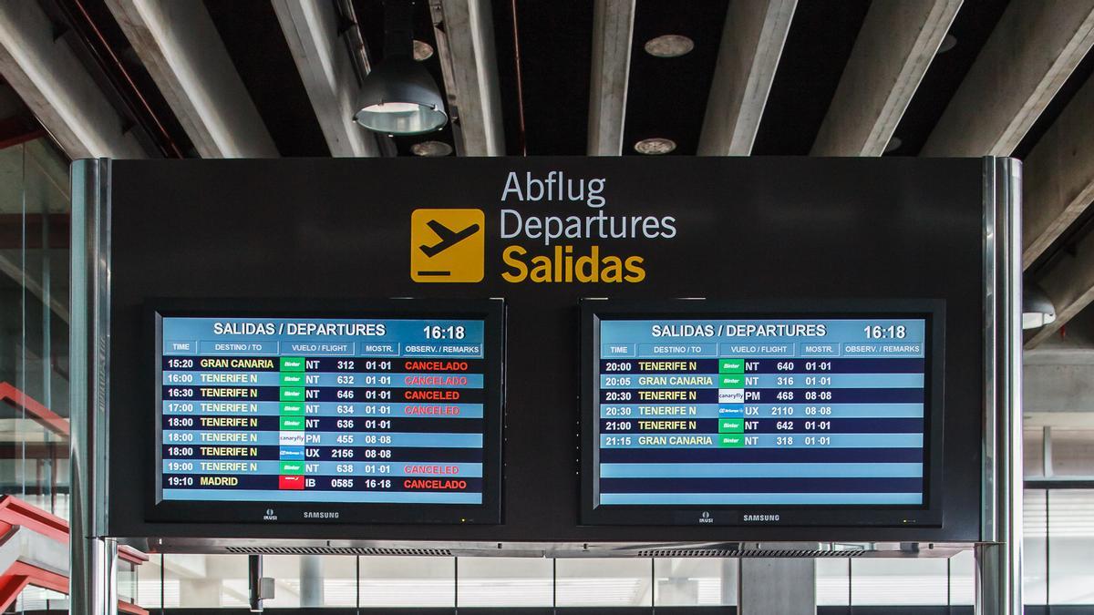 Una de las salas del aeropuerto de La Palma vacío, después de su cierre como consecuencia de la nube de ceniza del volcán de Cumbre Vieja, a 24 de septiembre de 2021, en La Palma, Santa Cruz de Tenerife, Canarias (España). El aumento de la activ