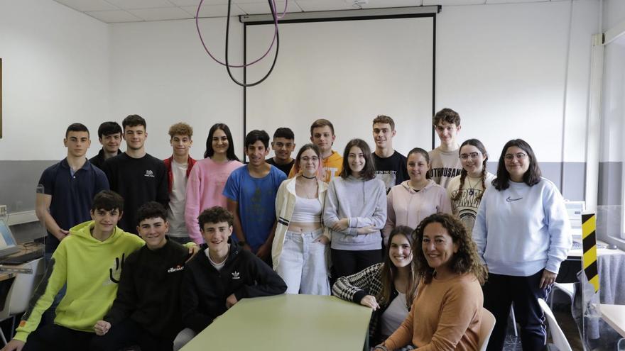 Estudiantes que elaboran el periódico en el IES Río Trubia, con la profesora que coordina el proyecto, Juana Verano, sentada en primer término. | F. Rodríguez