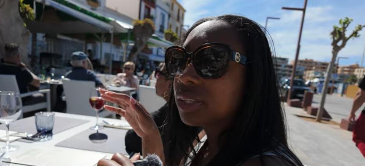 Tiffany Rene durante su comida en el puerto