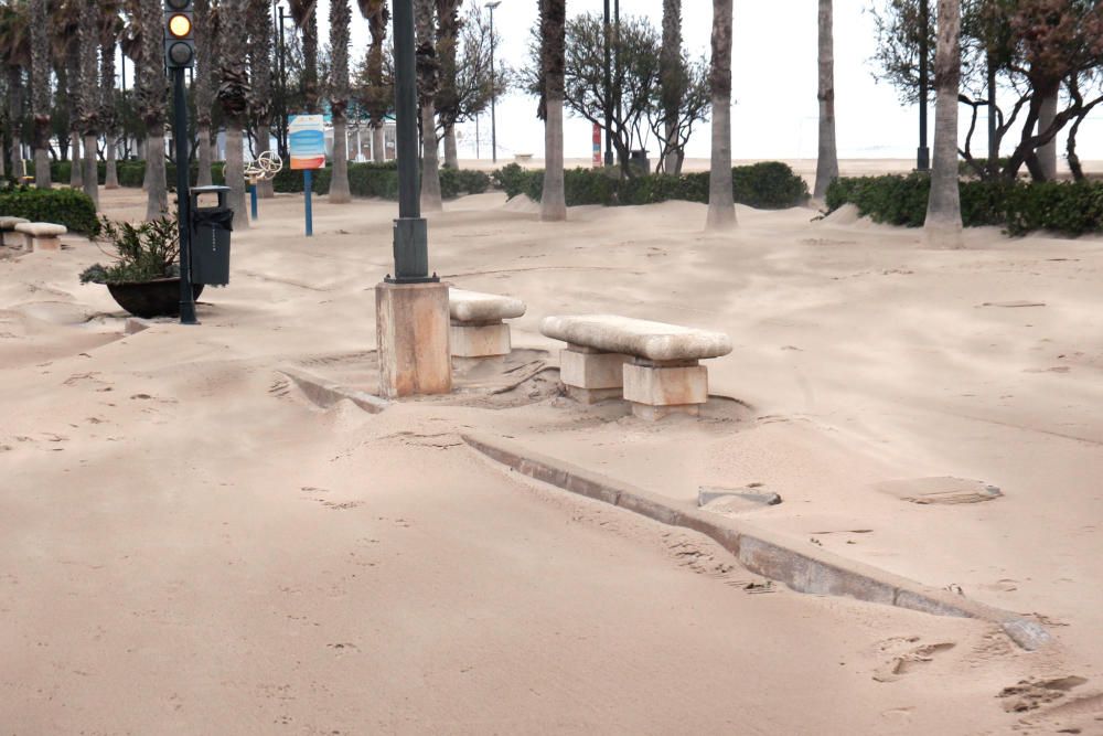 El temporal ''entierra'' en arena el paseo marítimo de València