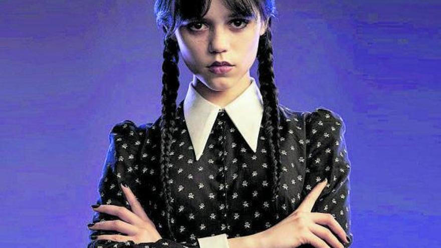 Jenna Ortega, caracterizada como la hija de los Addams, en un fotograma  de la serie ’Miércoles’.    | // NETFLIX