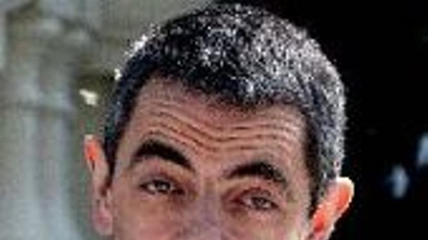 Mr. Bean juega a ser Mr. Bond