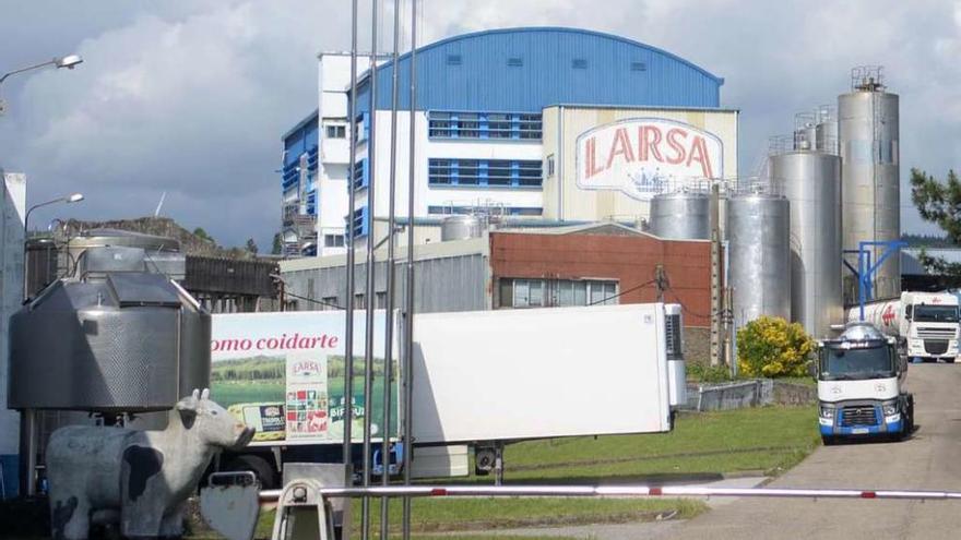 La fábrica Larsa ubicada en la rotonda de Os Martices, en Vilagarcía. // Noé Parga