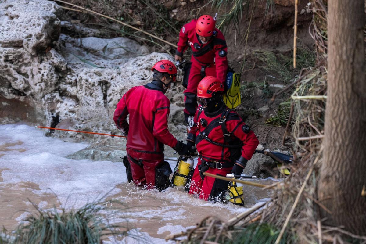 Los bomberos intensifican en Mediona la búsqueda del padre del menor hallado muerto