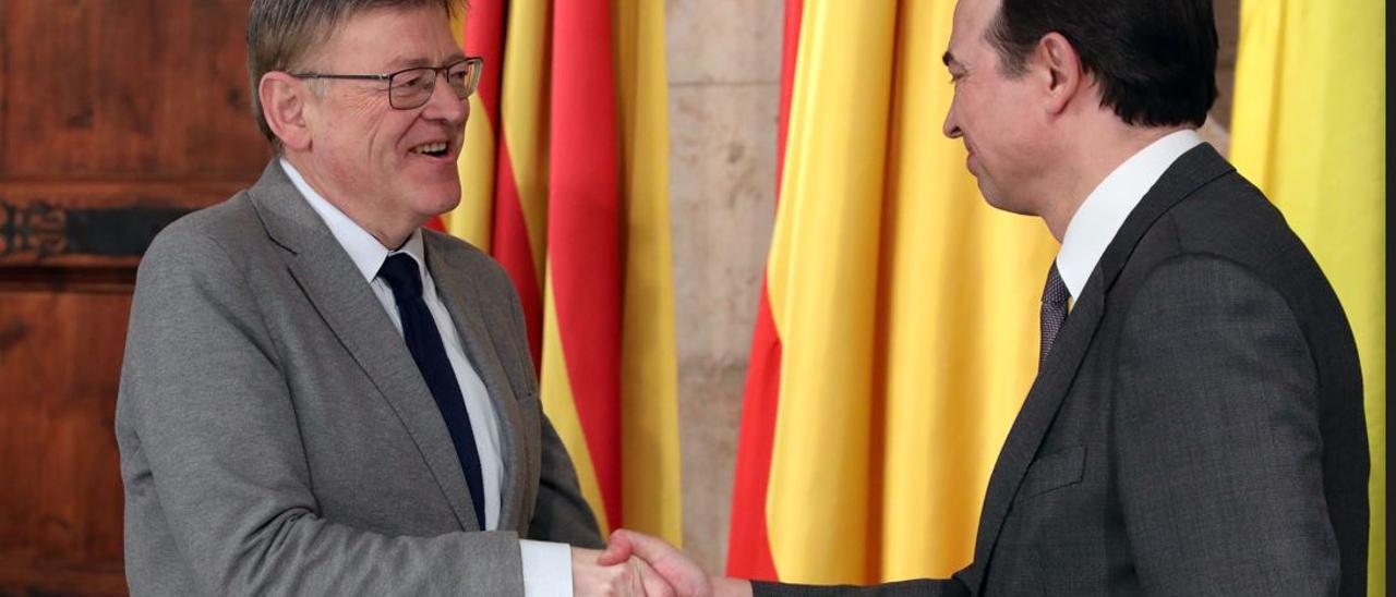 Apretón de manos entre Ximo Puig y Arturo Gonzalo, consejero delegado de Enagás, tras la firma del acuerdo.
