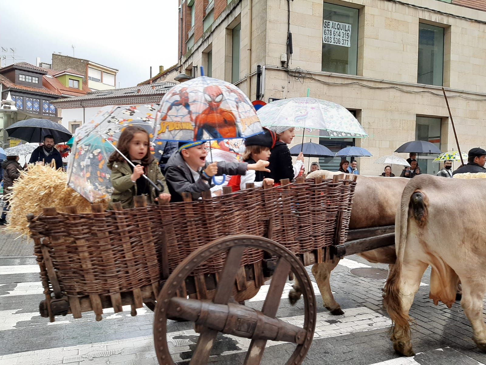 EN IMÁGENES: Así fue la fiesta de los Güevos Pintos en Pola de Siero