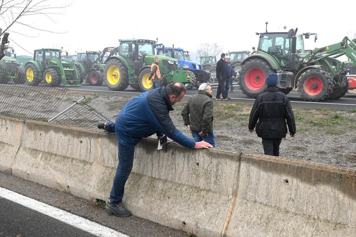 Agricultores catalanes protestan en Fondarella, en el Pla dUrgell (Lleida)