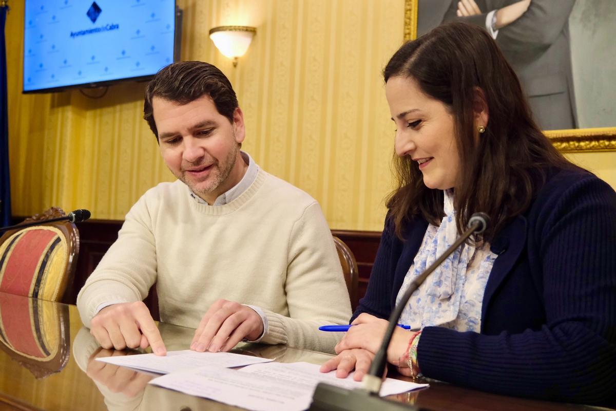 Fernando Priego y Carmen Granados, durante la rueda de prensa en el ayuntamiento de Cabra.