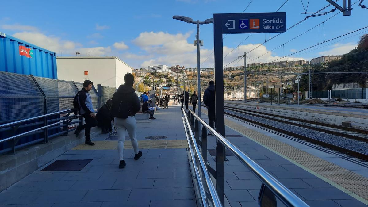 Passatgers esperant a l&#039;estació de Renfe de Manresa