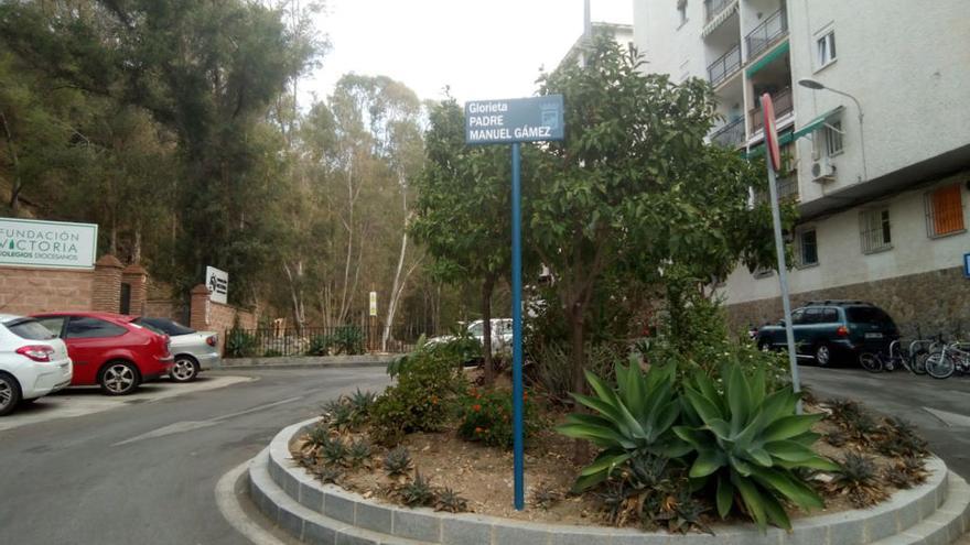 Antes que cualquier homenaje póstumo, es recomendable reconocer las virtudes del homenajeado en vida. Fue el caso del padre Manuel Gámez, a quien el Ayuntamiento de Málaga dedicó esta glorieta de calle Amargura justo a tiempo, porque por desgracia el conocido sacerdote falleció poco después. La rotonda, además de regular el tráfico a dos pasos del Monte Calvario, tan unido al padre Gámez, marca el final de la ciudad bulliciosa y el inicio de una Málaga entre pinos. Un sitio muy bien escogido.