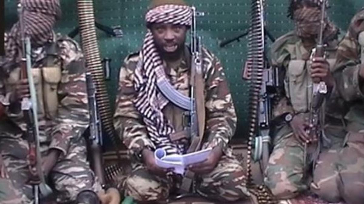 Abubakar Shekau (centro), autoproclamado líder del grupo islamista Boko Haram, en una imagen difundida el pasado 25 de septiembre.