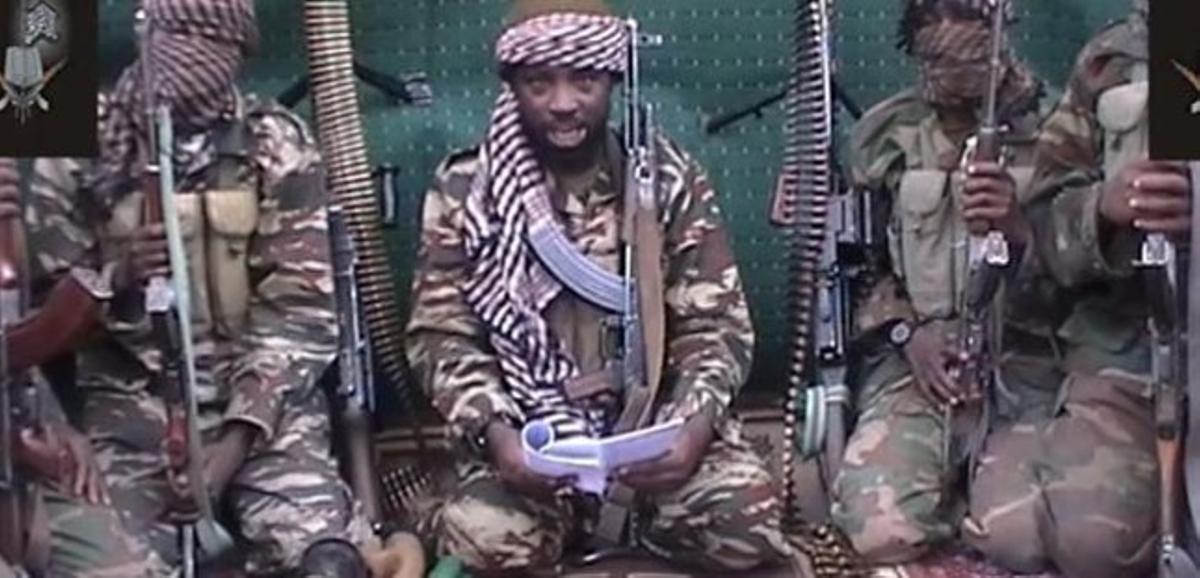 Abu-Bakr Shekau (centre), autoproclamat líder del grup islamista Boko Haram, en una imatge difosa el 25 de setembre passat.