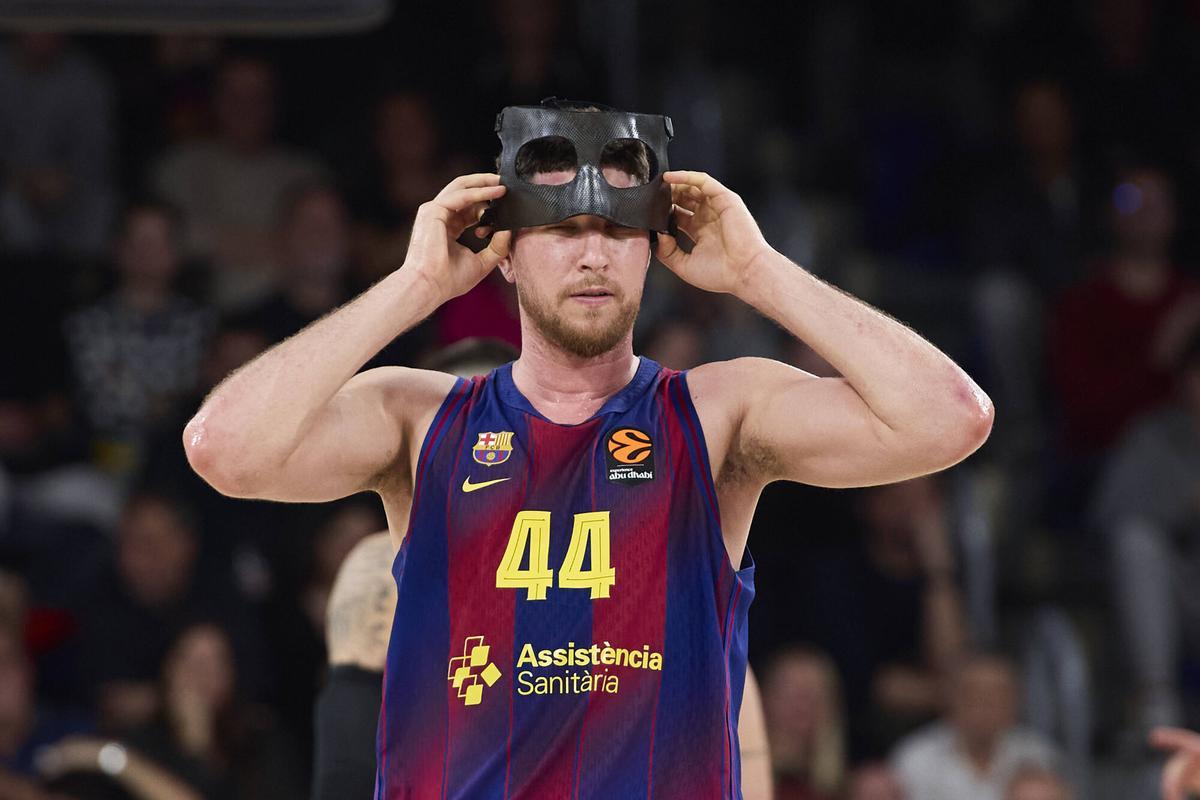 Joel Parra se ajusta la máscara protectora que usa por la fractura de nariz que sufrió ante el Olympiacos.