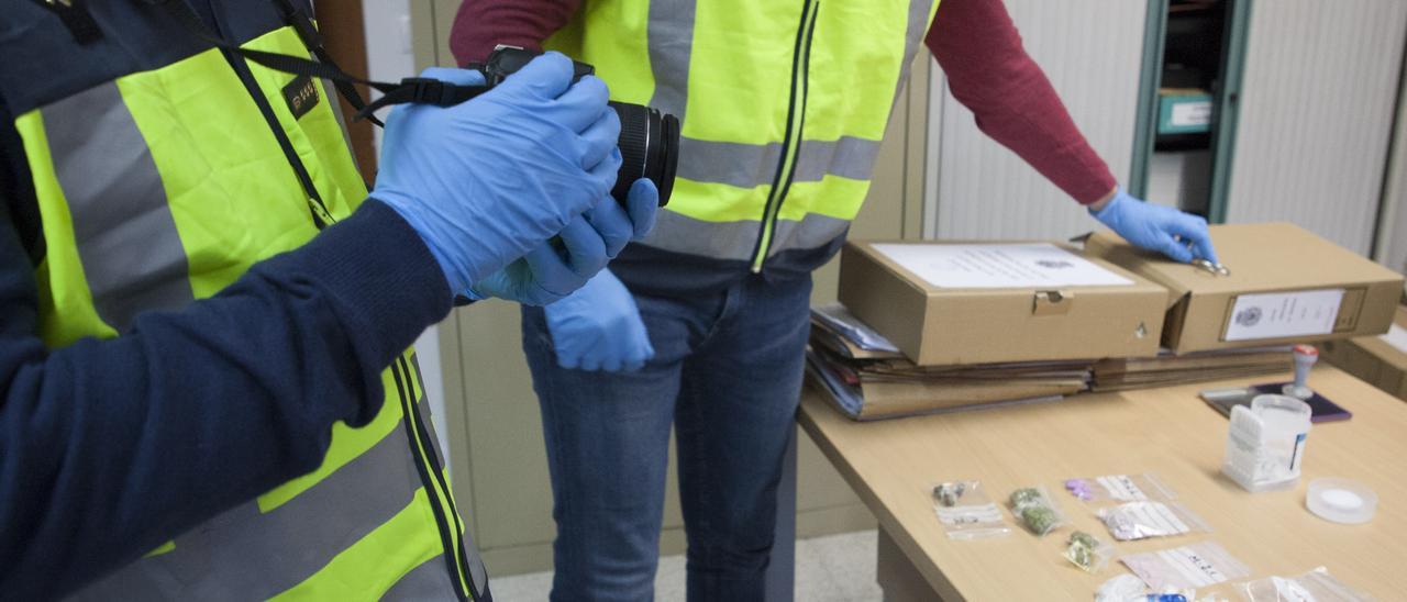 Policías de la Comisaría de Zamora analizan cocaína y otras drogas incautadas en la capital.