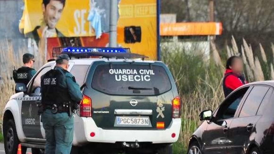 Uno de los controles realizados ayer, en Rubiáns. // Iñaki Abella