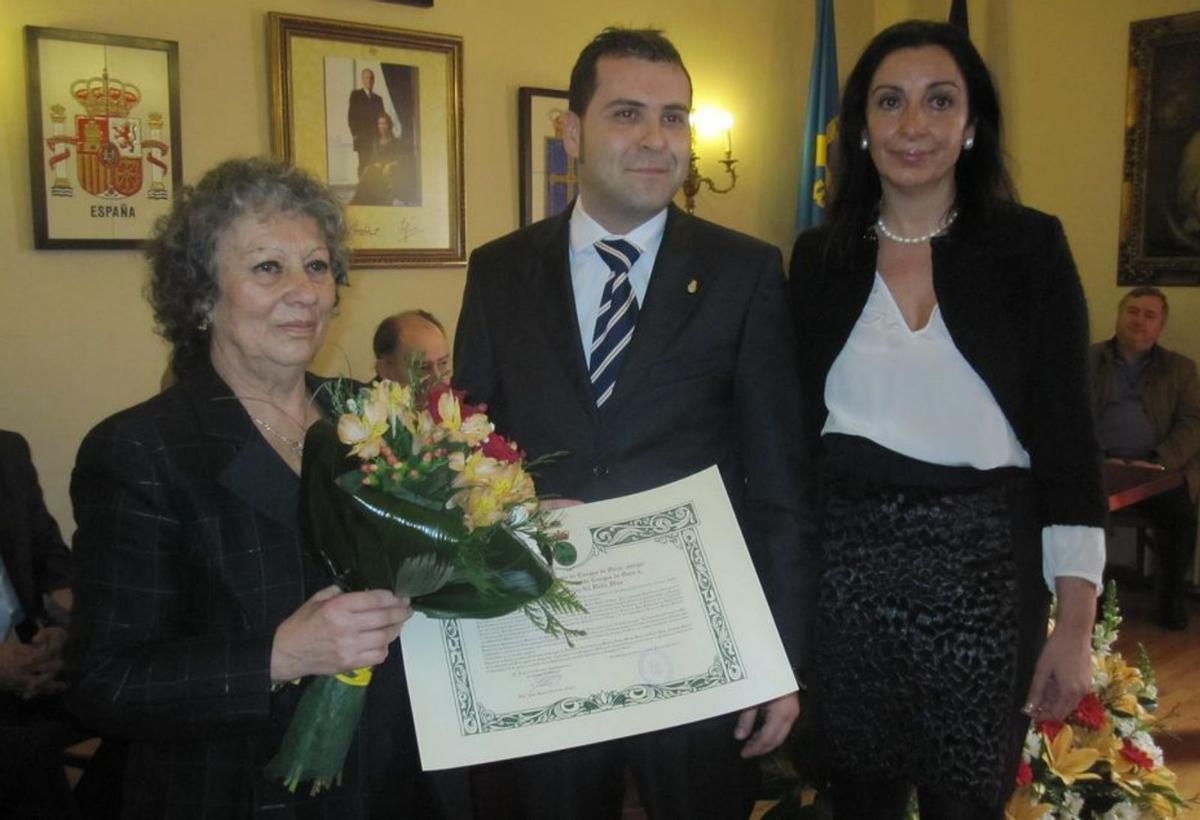 Belén del Valle, recibiendo el título de Hija Predilecta de Cangas de Onís junto al alcalde, González Castro, y la teniente de alcalde, Marifé Gómez. | LUCAS BLANCO