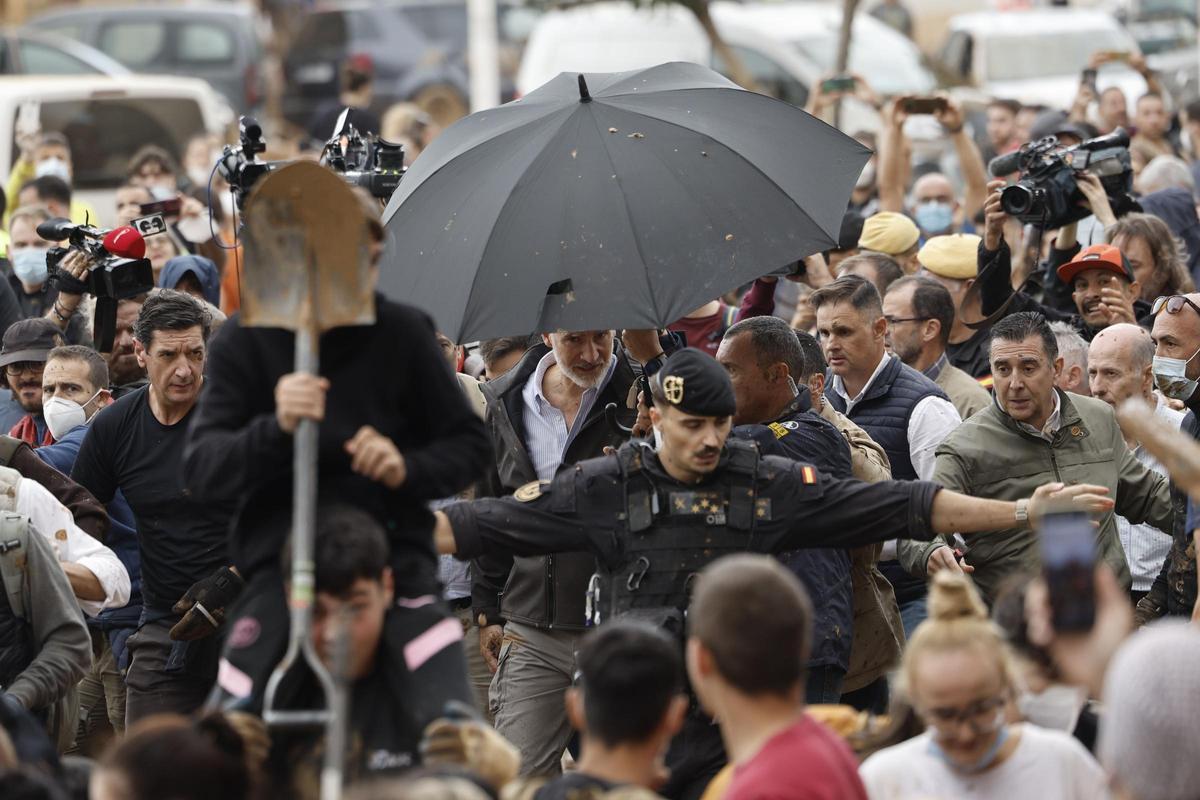 Disturbios en la visita de los Reyes, Sánchez y Mazón a Paiporta Disturbios en la visita de los Reyes, Sánchez y Mazón a Paiporta