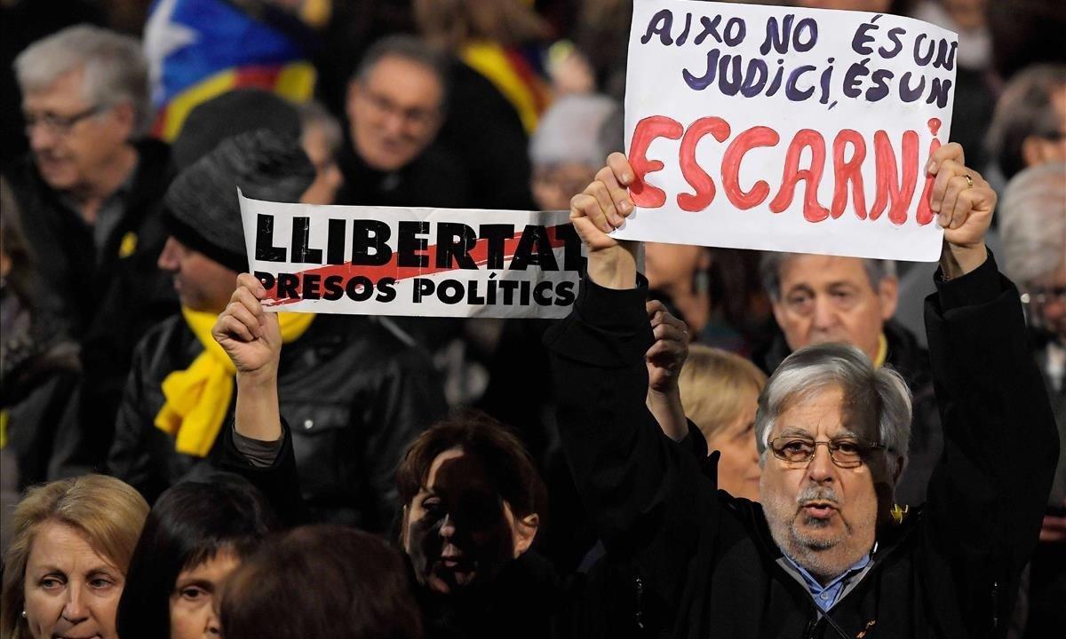 zentauroepp46939355 manifestacvion plaza catalunya190212194254