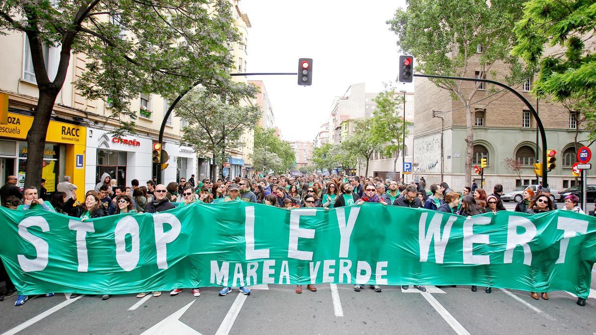 Manifestación del movimiento Marea Verde contra los recortes y la ley Wert, el 15 de mayo de 2013 en Zaragoza.