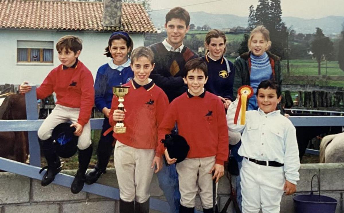 Arriba a la izquierda: Stefan Djokovic, Víctor Tartiere y Vuk Djokovic, junto al castillo de San Cucao. A la derecha, Vuk con algunos alumnos de San Cucao, a mediados de los 90. Junto a estas líneas, en Belgrado en 1985, cuando fue campeón juvenil de Serbia. Debajo, en su puesto del FMI.