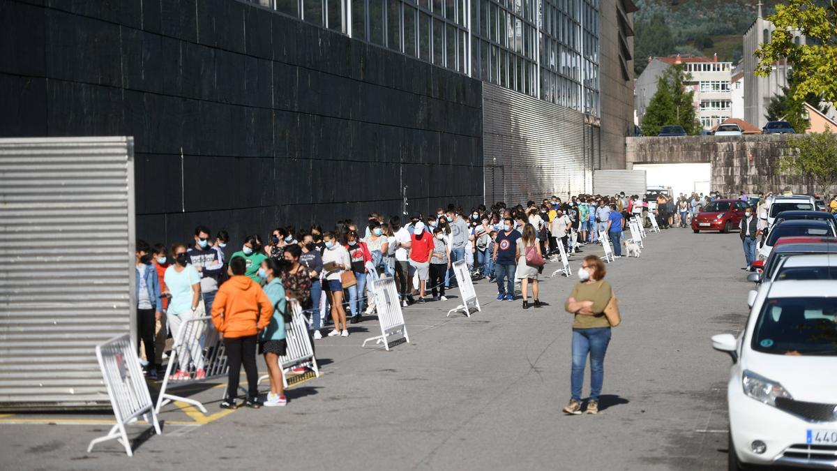 Colas durante la vacunación masiva contra el COVID el pasado mes de septiembre.