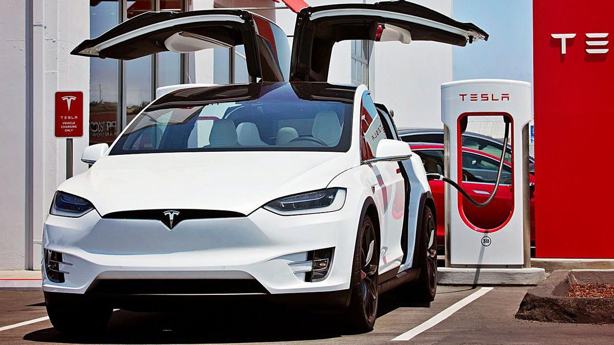 Dentro de la gama de automóviles eléctricos Tesla destaca por su gran capacidad de autonomía, la cual puede llegar hasta los 637 km. de una sola carga. | FIRMA FOTÓGRAFO